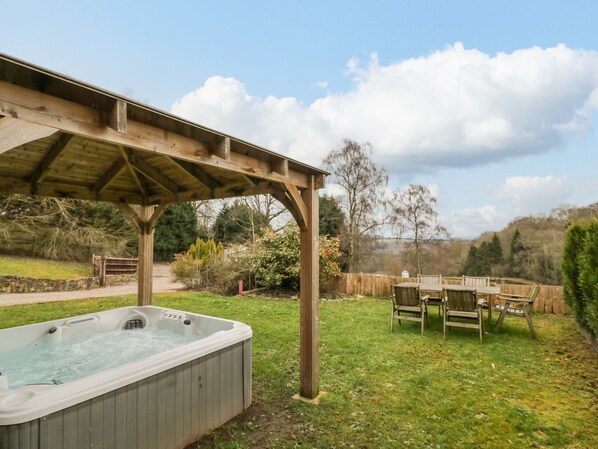Cottage | Outdoor spa tub
