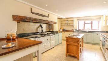 Cottage | Private kitchen | Fridge, microwave, stovetop, dishwasher