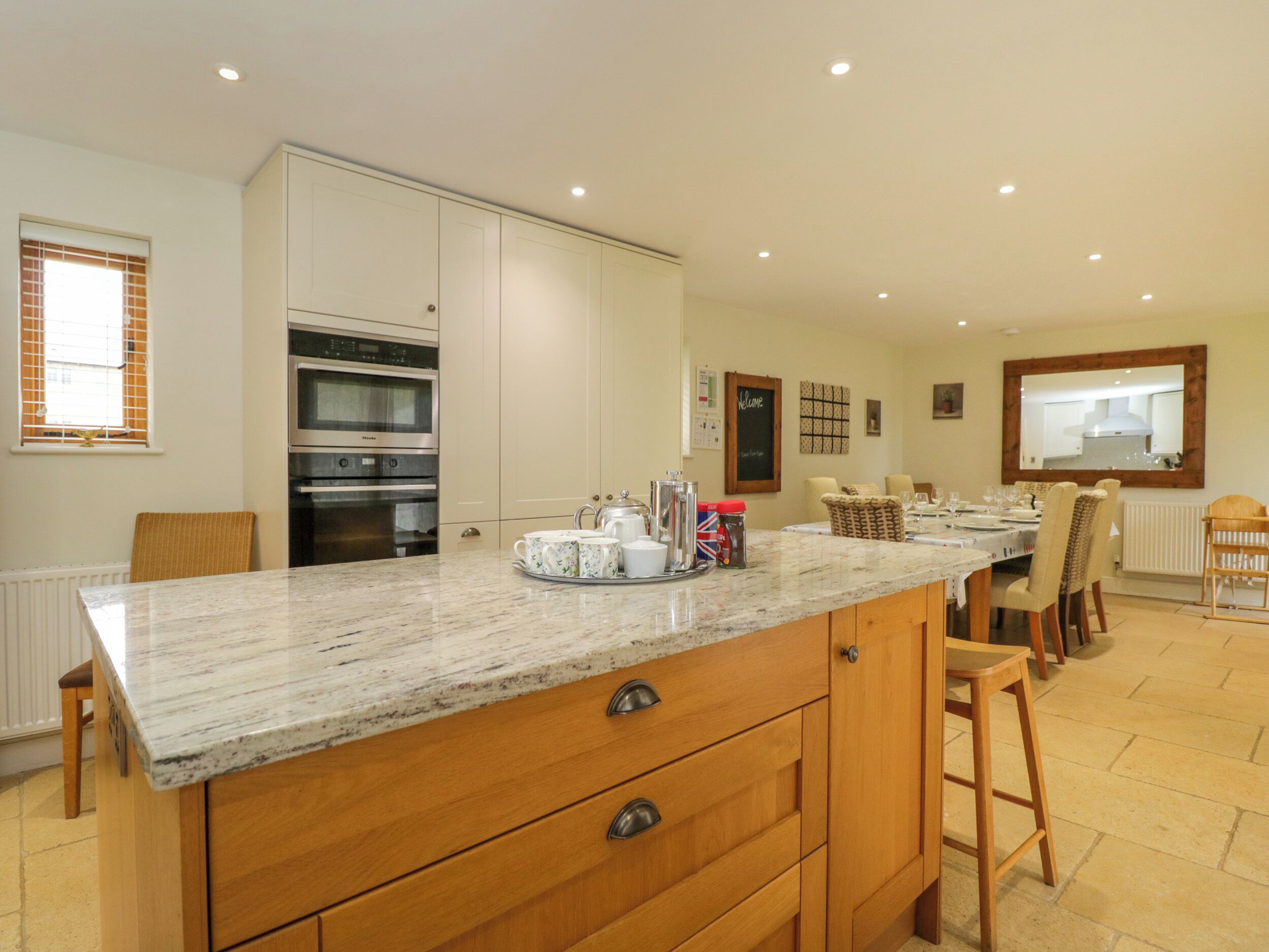 Astianpesukone, syöttötuoli, keittoastiat/astiat/ruokailuvälineet