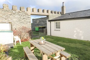 Cottage | Property grounds - Towyn Lodge (Holyhead)