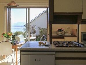 Chaumière | Cuisine privée | Un four, surface de cuisson, lave-vaisselle, chaise haute