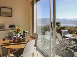 Cottage | Private kitchen | Oven, stovetop, dishwasher, highchair