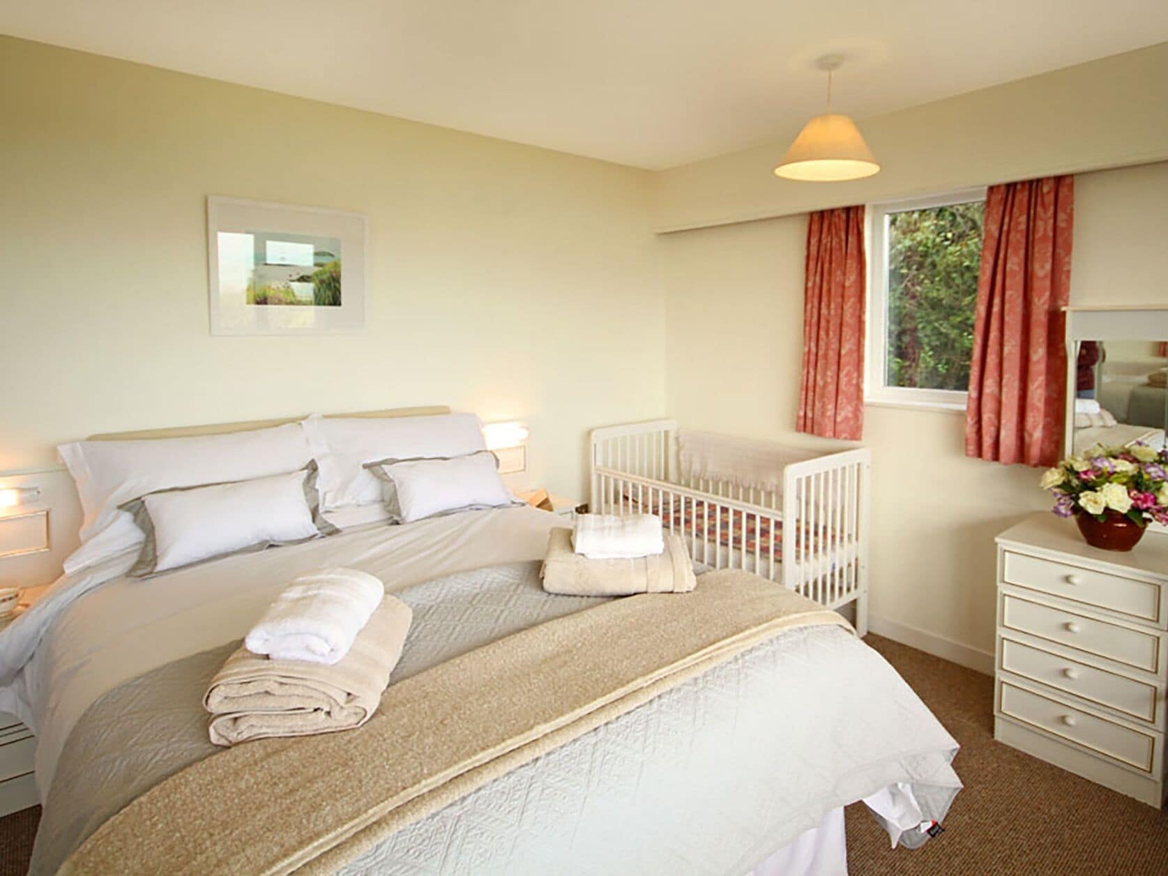 3 habitaciones, decoración personalizada y muebles diferentes 