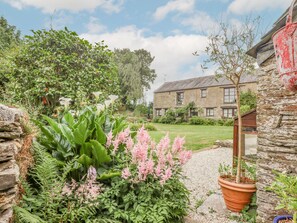 Cottage | Property grounds - Erin Cottage (Looe)