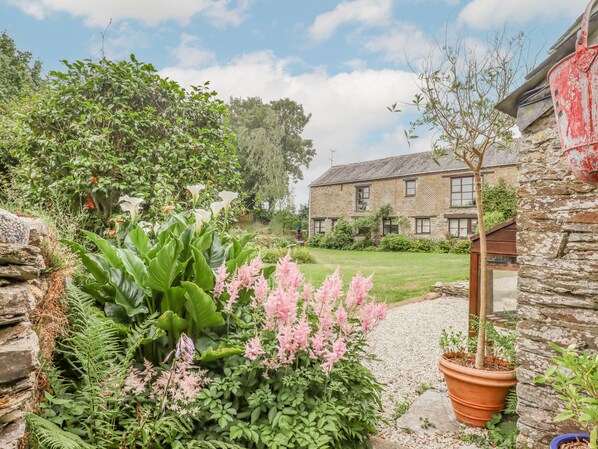 Cottage | Property grounds - Erin Cottage (Looe)