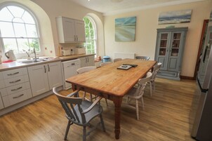 Microondas, placa de cocina, lavavajillas y trona infantil