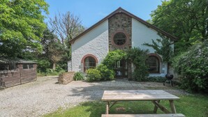 A stone building with a wooden picnic table in front. - Beggars Roost (Truro)