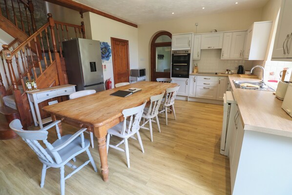 Micro-ondes, plaque de cuisson, lave-vaisselle, chaise haute