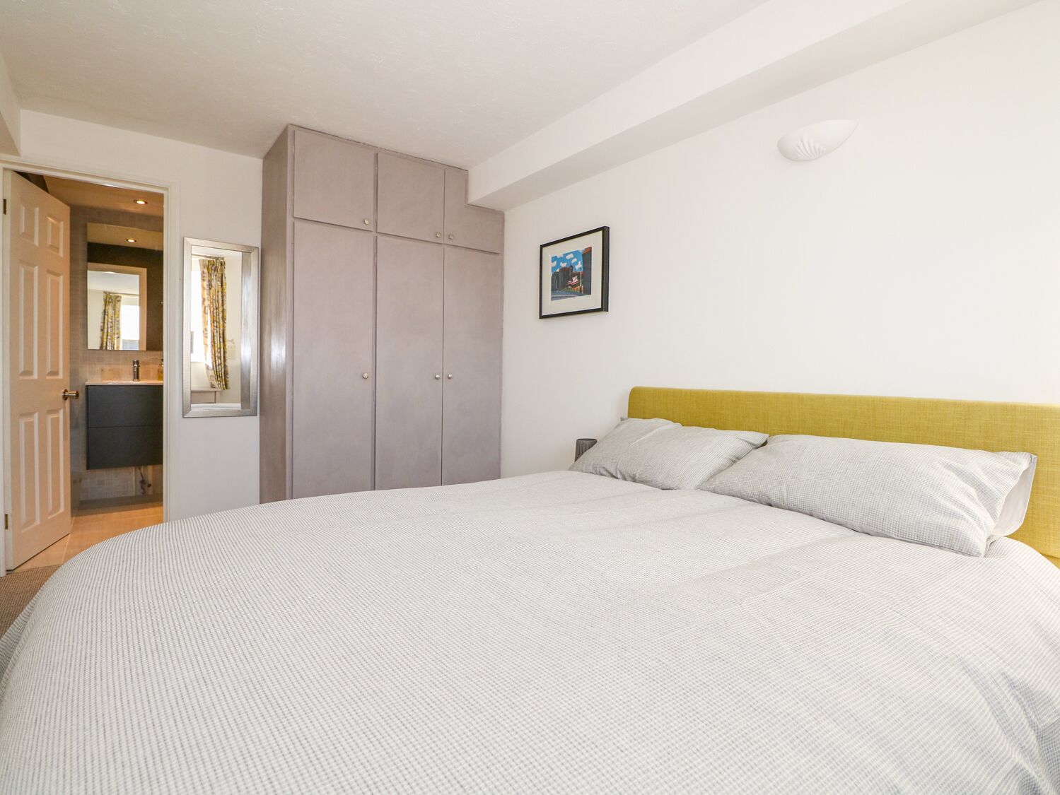 1 habitación, decoración personalizada y muebles diferentes 