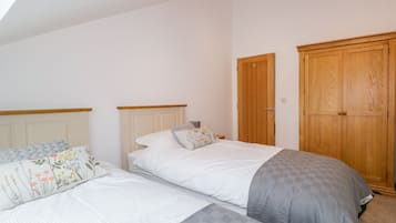 Cottage | 2 bedrooms, WiFi (free), individually decorated, individually furnished