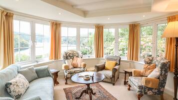 Cottage | Living room | TV