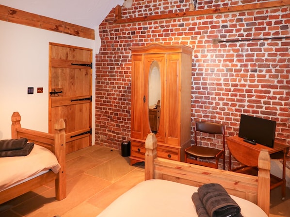Cottage | 2 bedrooms, individually decorated, individually furnished, free WiFi