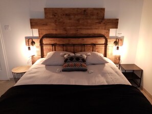 Phòng tiện nghi đơn giản | Bộ đồ giường cao cấp, nệm Select Comfort, trang trí khác biệt 