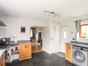 Småhus | Eget kjøkken | Mikrobølgeovn, kokeplater, oppvaskmaskin og høy barnestol