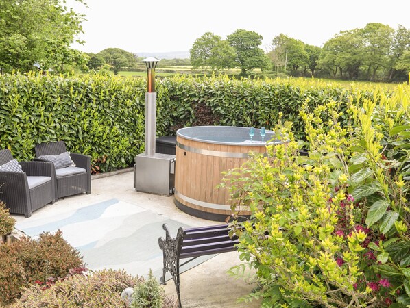 Cottage | Outdoor spa tub