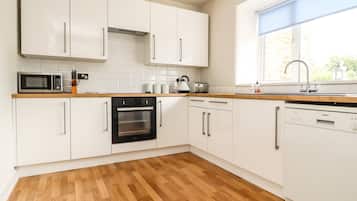 Cottage | Private kitchen | Microwave, stovetop, dishwasher, high chair