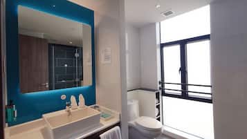 Suihku, sadesuihkupää, designer-hygieniatuotteet, hiustenkuivaaja