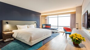 In-room safe, desk, blackout curtains, soundproofing - Holiday Inn Express Jiangmen Jianghai by IHG (Jiangmen)