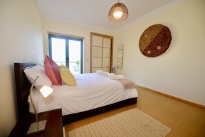 3 chambres, fer et planche à repasser, lit parapluie, Wi-Fi gratuit