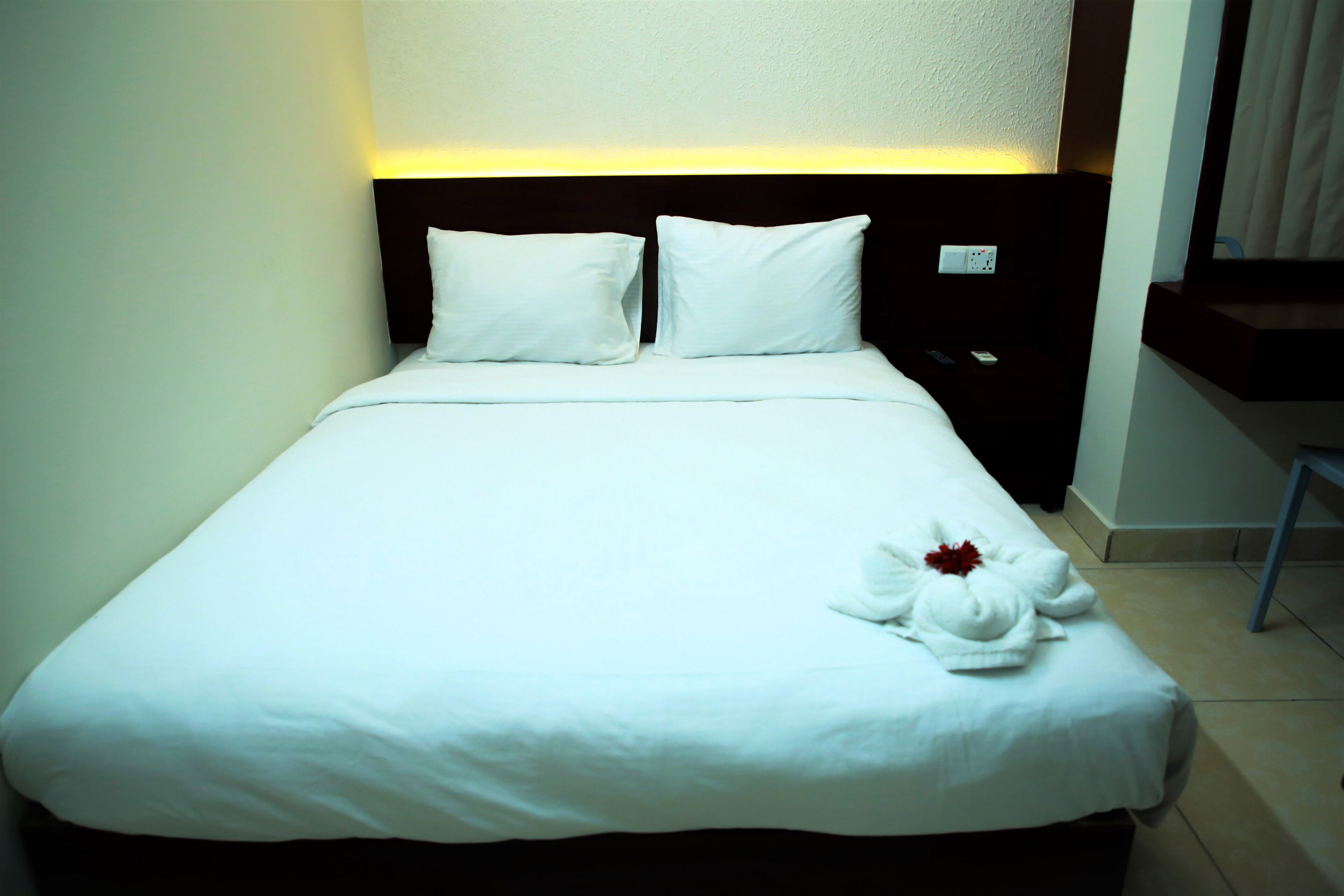 Premium bedding, down comforters, desk, free WiFi