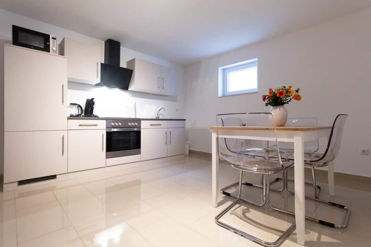 Apartment, Garden View (Souterrain) | Private kitchen | Fridge, microwave, oven, stovetop