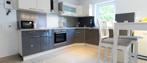 Departamento, 2 habitaciones, chimenea | Cocina privada | Refrigerador, microondas, horno y parrilla de estufa