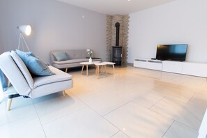 Departamento, 2 habitaciones, chimenea | Área de sala de estar | Televisión LED y piso con calefacción