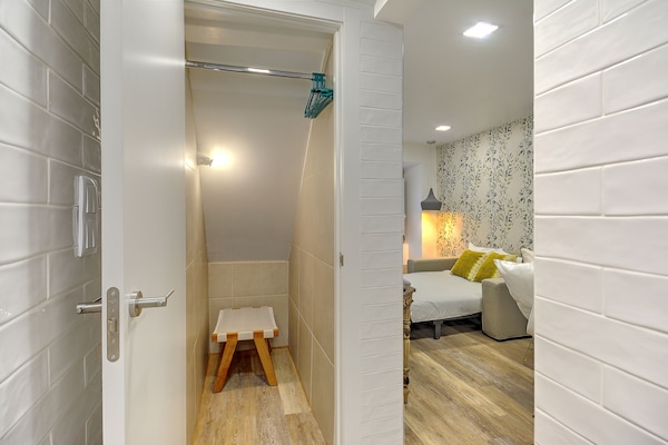 1 habitación, tabla de planchar con plancha y cuna de viaje