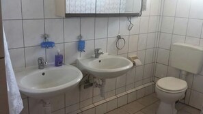 Shower, free toiletries, towels, soap - JMB Highway Motel (Kerugoya)