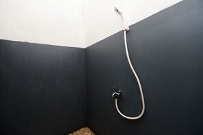 Quarto casal básico | Banheiro | Chuveiro, toalhas de banho