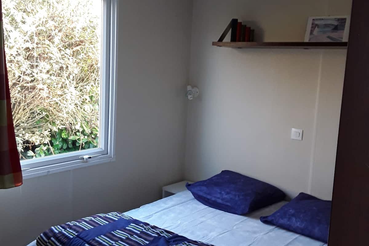 Stacaravan, 2 slaapkamers | Een strijkplank/strijkijzer, wifi (toeslag)