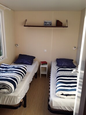 Mobile Unterkunft, 2 Schlafzimmer | Bügeleisen/Bügelbrett, WLAN