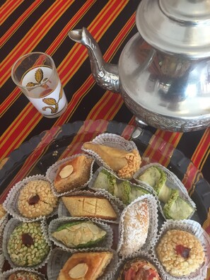 Se sirven comidas, cenas y cocina africana