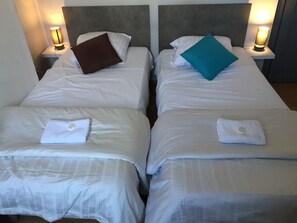 Habitación con 2 camas individuales | Decoración personalizada, muebles diferentes y ropa de cama