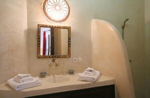 Habitación doble | Baño | Regadera, regadera tipo lluvia, toallas, jabón 