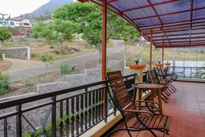 Balcony - SPOT ON 1767 Villa Anggur Panderman (Batu)