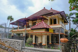 Front of property - SPOT ON 1767 Villa Anggur Panderman (Batu)