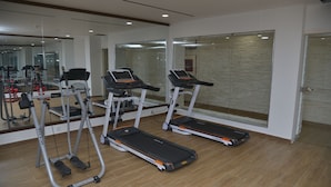 A gym with treadmills, a mirrored wall, and exercise equipment. - Hotel Amsterdam (Algiers)