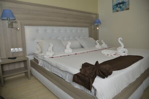 Kamar Double atau Twin Comfort, Bebas Asap Rokok | Minibar, brankas, dan didekorasi berbeda-beda