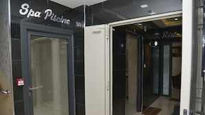 A hotel entrance with a spa and restaurant sign. - Hotel Amsterdam (Algiers)
