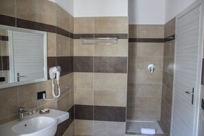 Quarto triplo conforto | Banheiro | Chuveiro, produtos de toalete de grife, secador de cabelo, bidê