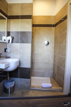 Shower, designer toiletries, hair dryer, bidet - La Giummara Rooms (Salemi)