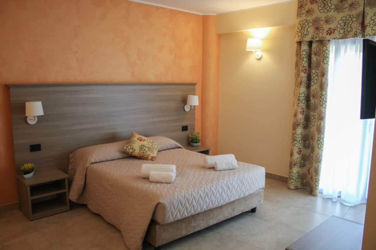 Tripla Comfort | Minibar, cassaforte in camera, con stile personalizzato, una scrivania