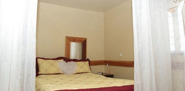 غرفة عادية | أسرّة بإسفنج يتكيف مع شكل الجسم ومكتب ومكواة/لوح كي وواي فاي مجانًا