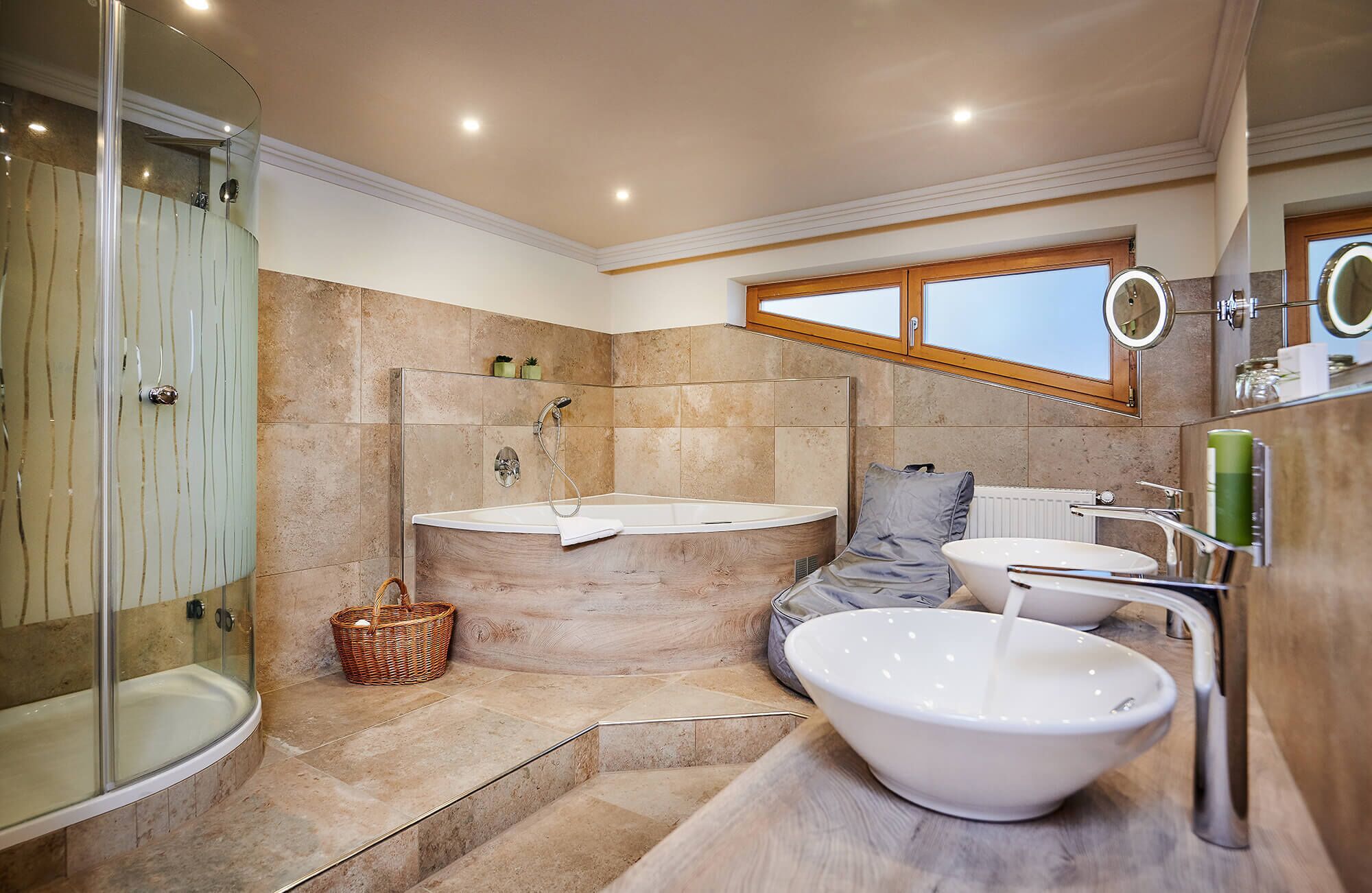 Dreibettzimmer | Badezimmer | Dusche, Hausschuhe, Handtücher