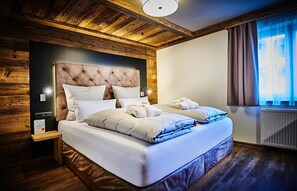 In-room safe, soundproofing, free WiFi, bed sheets