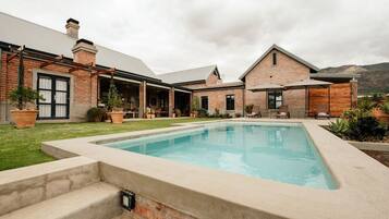 Utomhuspool och solstolar