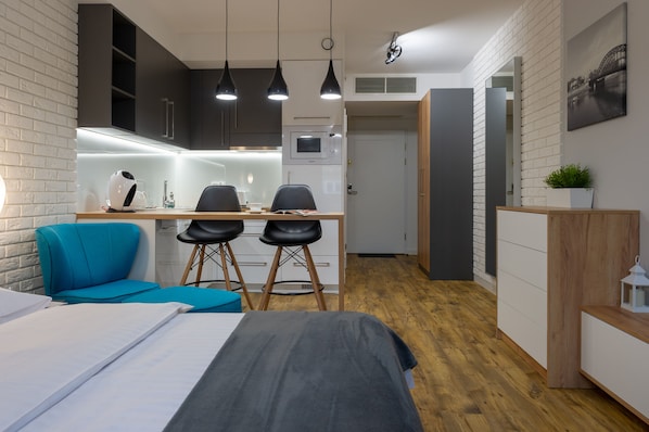Departamento, 1 cama King size | Área de sala de estar | Smart TV de 42 pulgadas con canales digitales y Netflix 