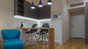 Leilighet, 1 kingsize-seng | Oppholdsområde | En 42-tommers smart-TV med digitale kanaler samt Netflix