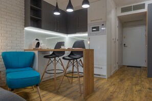 アパートメント キングベッド 1 台 | リビング エリア | 42 インチのスマートテレビ (デジタル放送視聴可)、Netflix、ストリーミングサービス